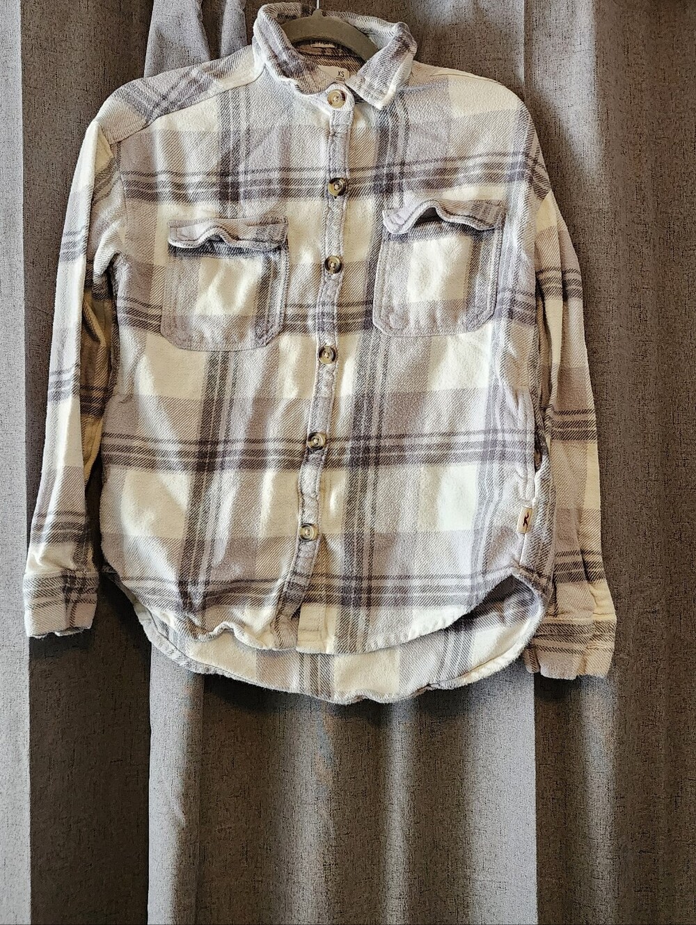 Hollister Women’s Boyfriend Fit Plaid Flannel Shirt XS – Gray Beige Check – Soft